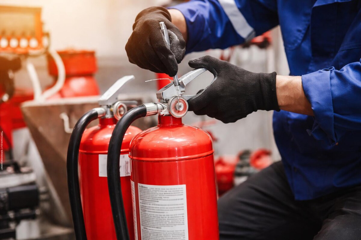 Feuerlöscher-Prüfung nach DIN 14406-4 direkt im Betrieb