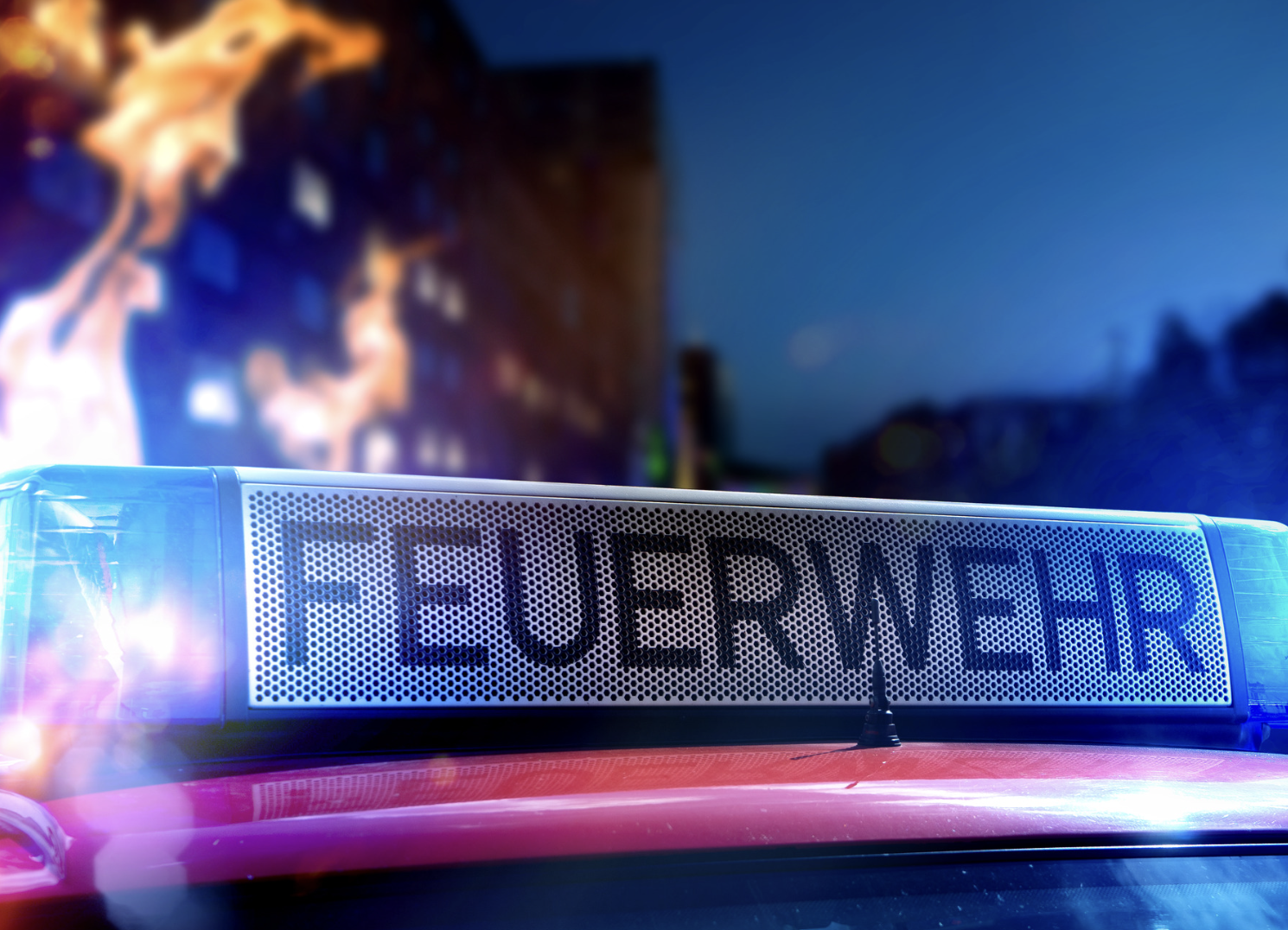 Einsatzfahrzeug der Feuerwehr vor einer Rettungswache – Symbol für professionellen Brandschutz