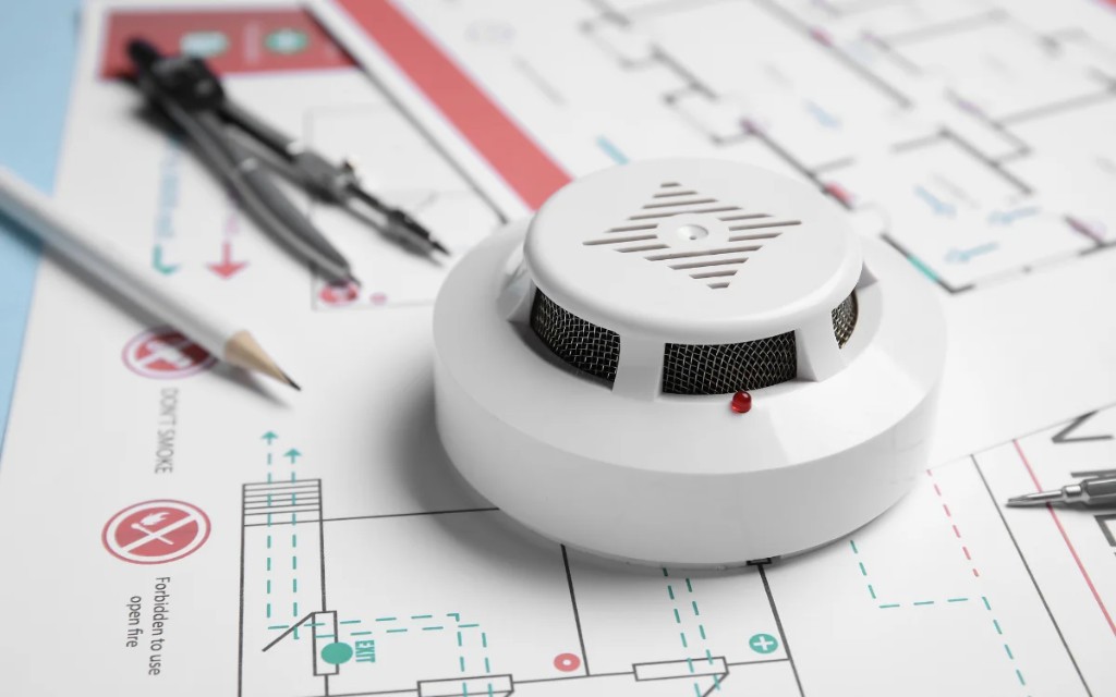 Rauchmelder auf technischen Unterlagen – Planung und fachgerechte Platzierung im Objekt