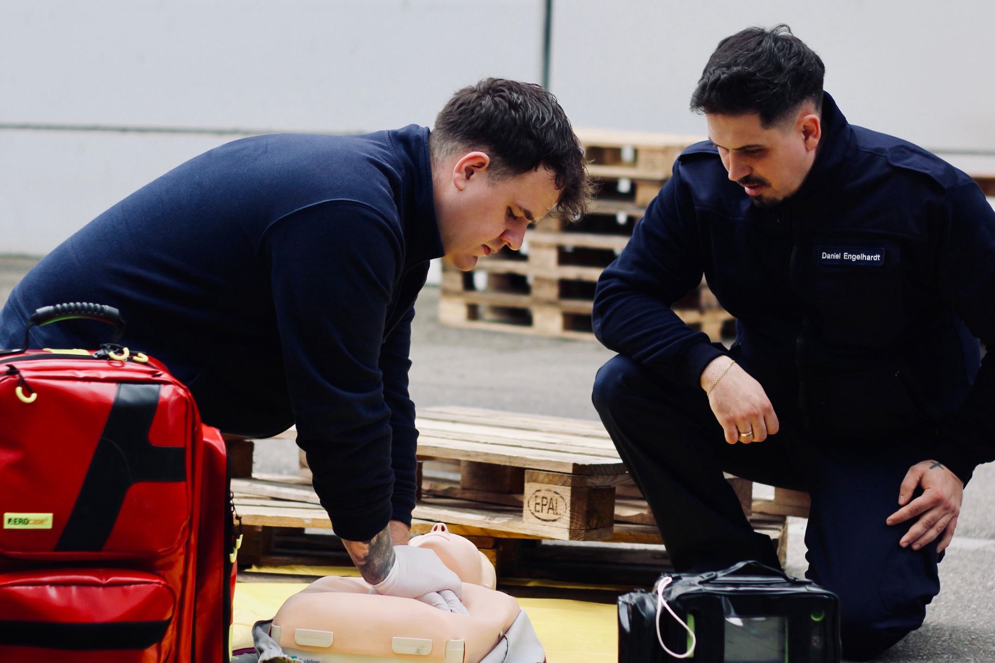 Reanimationstraining: praktische Übung mit Schulungsleitung